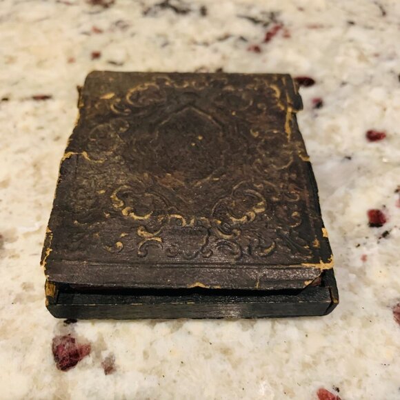 1/6th Plate Ambrotype Daguerreotype Of A Young Girl with Short Hair - Picture 3 of 4